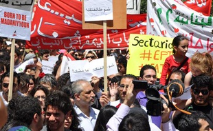 Les slogans étaient nombreux dans la manifestation, comme ici à gauche avec «Né pour être citoyen».