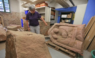 Strasbourg le 15 juin 2015. Présentation de 7 stèles gallo-romaines découvertes à Niederhergheim (Alsace) et actuellement étudiées par le service régional de l'archéologie à Strasbourg. Elles dateraient du IIe siècles.