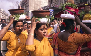 Des membres de la communauté indienne résidant en France participent, le 12 septembre 1999 à Paris, à la célébration du Dieu éléphant Ganesh