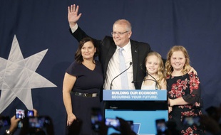 Le Premier ministre australien, Scott Morisson, et sa famille, après son discours de victoire, samedi soir.