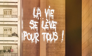 A Marseille, le street-artiste Philippe Echaroux projette les mots des jeunes de Felix Pyat sur les barres d'immeubles de la cité.