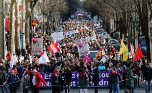 Des manifestants défilent pour défendre le droit "fondamental" à l'avortement en Espagne, en soutien au défilé organisé à Madrid, le 1er février 2014 à Paris