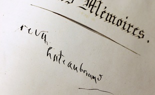 Photo prise le 25 novembre 2013 du manuscrit des Mémoires d'outre-tombe signé de la main de Chateaubriand.
