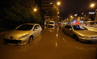 Des voitures dans une rue inondée à Nice, le 3 octobre 2015.