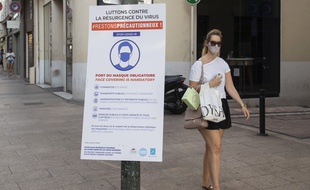 Une femme porte un masque à Cannes.