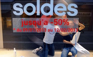 Le coup d'envoi national des soldes d'hiver devait être donné mercredi dès 08h00, avec des démarques importantes attendues, dans un contexte où les consommateurs restreignent leurs budgets et où les ventes de textile souffrent particulièrement de la crise et d'une météo trop douce.