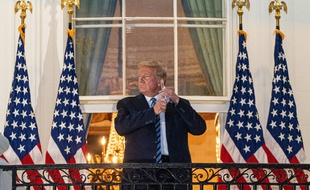 Donald Trump enlevant son masque le 5 octobre 2020.