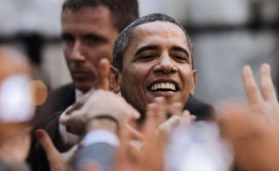 Malgré la persistance d'un chômage élevé et des perspectives économiques incertaines, Barack Obama peut encore espérer décrocher un second mandat de président des Etats-Unis dans un an, même s'il devra jouer très serré.