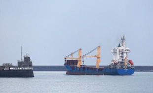 Un bateau transportant des déchets nucléaires australiens quitte le port français de Cherbourg à destination de l'Australie, le 15 octobre 2015