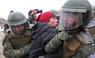 Un étudiant arrêté par des policiers lors de manifestations à Santiago du Chili, le 4 août 2011.