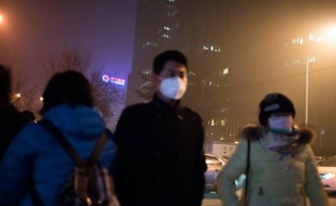 Des piétons dans la pollution de Pékin le 30 novembre 2015