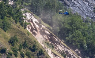 Le tunnel du Chambon, qui relie Grenoble à Briançon, est fermé depuis avril 2015, en raison du glissement de terrain de la montagne.