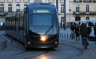 Tramway et vélo à Bordeaux
