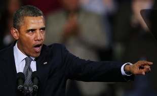 Barack Obama a solennellement promis lundi de continuer à oeuvrer en faveur d'un renforcement de la législation sur les armes à feu, non loin des lieux de la tuerie de Newtown dans le Connecticut, où il a rencontré des familles de victimes.