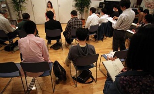 Des participants à une session de la "Virgin Academia", le 26 avril 2015 à Tokyo