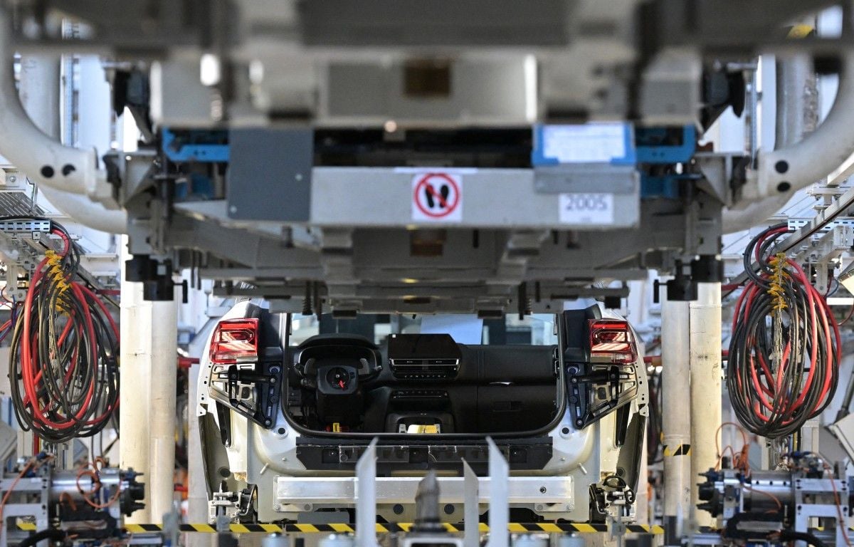 Que se passe-t-il chez Stellantis, qui met ses usines européennes à l'arrêt ?