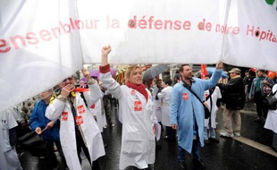 Les personnels hospitaliers manifestent à Paris contre la loi Bachelot et pour la défense du service public hospitalier, le 14 mai 2009.