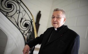 Le cardinal André Vingt-Trois, archevêque de Paris, a été réélu président de la Conférence des évêques de France (CEF) pour un nouveau mandat de trois ans, a annoncé la CEF vendredi.