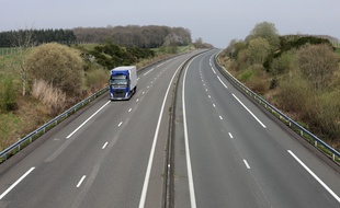 Des poids-lourds sur l'A28, dans l'Orne, déserte en raison du confinement (photo d'illustration)