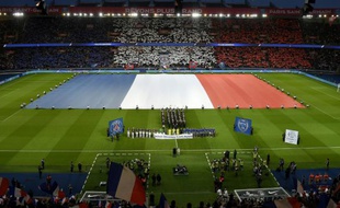 Un drapeau géant déployé au Parc des Princes accompagné de La Marseillaise et une minute de silence, le 28 novembre 2015
