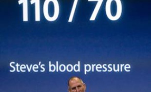 Steve Jobs, Apple Inc.'s Chief Executive Officer, makes a joke about his blood pressure after introducing the new laptop at a news conference in Cupertino, California, October 14, 2008. REUTERS/Kimberly White (UNITED STATES)