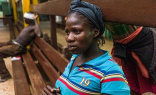 Des fusillades et de nouvelles violences interreligieuses ont fait plusieurs morts et des dizaines de blessés depuis jeudi soir à Bangui, où l'armée française et la force africaine ont renforcé leurs patrouilles pour prévenir une reprise des tueries.