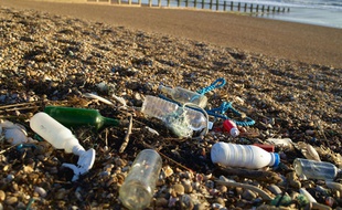 Des déchets plastique sur une plage britannique.