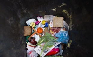 Et si avec les fruits invendus, on faisait des confitures ? Et si une camionnette venait récupérer chez nous les aliments qu'on ne consommera pas pour les donner aux associations ? Le gouvernement a présenté jeudi des initiatives concrètes de lutte contre le gaspillage.