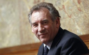 François Bayrou (MoDem) a jugé dimanche que la fonction de Premier ministre requérait de "la solidité" et de la "stabilité", semblant exclure que Jean-Louis Borloo, qui fait figure de favori pour Matignon en cas de départ de François Fillon, soit paré de ces deux vertus.