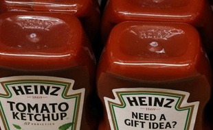 La Commission européenne a approuvé lundi le rachat du ketchup Heinz par la holding de Warren Buffett, Berkshire Hathaway, associée au fonds d'investissement brésilien 3G Capital, estimant que ce rapprochement ne poserait pas de problème de concurrence.