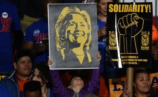 Une femme tient un poster d'Hillary Clinton, le 2 mars 2016 à New York
