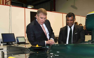 Le prince Andrew lors d'une visite au stand de l'écurie de Formule 1 Lotus le 23 février 2010