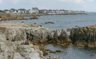 Des boulettes et des galettes d'hydrocarbures, d'origine inconnue, ont été découvertes sur des plages françaises du Morbihan, de Loire-Atlantique et de Vendée jeudi et vendredi, entraînant la fermeture de certaines d'entre elles.