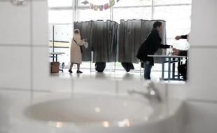 Un isoloir à Strasbourg, le 23 mars 2014