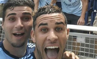 L'attaquant de Kansas City Dom Dwyer prend un selfie le 6 juillet 2014.
