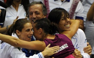 L'Italie est bien partie pour conserver son titre de la Fed Cup au détriment des Etats-Unis dimanche à San Diego, après le succès facile samedi de Francesca Schiavone sur Coco Vandeweghe et celui plus compliqué de Flavia Pennetta sur Bethanie Mattek-Sands.