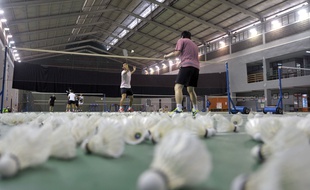 En plein essor, le badminton n'a aucun souci à faire le plein de licenciés à Paris. Faute de créneaux disponibles, les clubs sont obligés de limiter leur nombre de licenciés.