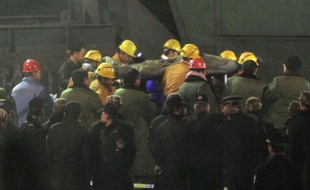 Une centaine de survivants ont été remontés d'une mine dans le nord de la Chine, huit jours apès l'inondation de la mine.