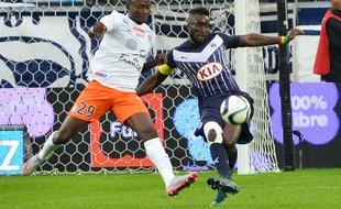 Lamine Sané (à d.) à la lutte avec Casimir Ninga, le 18 octobre 2015 lors de Bordeaux-Montpellier.