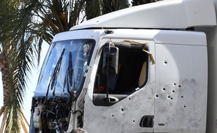 Le camion criblé de balles qui a servi à faire l'attentat à Nice, le 14 juillet 2016