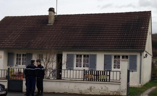 Des gendarmes devant le domicile des parents de Ludivine, disparue depuis le 29 janvier 2013, à Pernant.