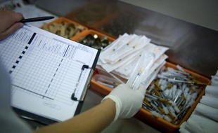 Les expérimentations de salles de consommation de drogue se mettront en place "dans le courant de l'année 2013", a indiqué prudemment dimanche la ministre de la santé, Marisol Touraine, après avoir évoqué la fin 2012 il y a à peine un mois.