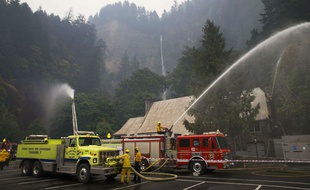 Les pompiers en pleine action pour tenter d'éteindre l'incendie qui ravage la zone naturelle d'Eagle Creek, aux États-Unis, le 6 septembre 2017.
