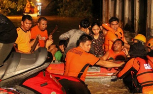 Des secouristes viennent en aide aux sinistrés de la tempête tropicale qui a touché les Philippines, ici à Davao, le 23 décembre 2017