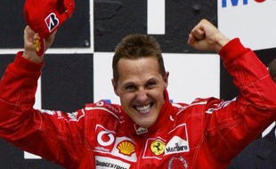 Le pilote de F1 Michael Schumacher sur le podium du circuit de Hockenheim à la fin du Grand Prix allemand, le 25 juillet 2004