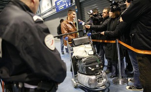 Un Français rapatrié de Libye parle aux journalistes à son arrivée à l'aéroport Roissy Charles-de-Gaulle, le 23 février 2011.
