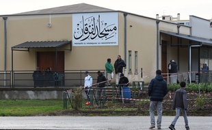 Façade de la grande mosquée de Valence prise pour cible par un assaillant en voiture.