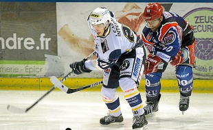 Eric Medeiros (à d.), l'entraîneur-joueur des Lions , lors du quart de finale des play-offs remporté face à Dunkerque.