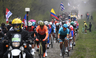 Le coureurs de Paris-Roubaix dans la trouée d'Arenberg, le 14 avril 2019.
