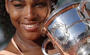 Serena Williams, victorieuse à Roland-Garros, tient le 20e trophée du Grand Chelem de sa carrière dans ses mains, le 6 juin 2015.